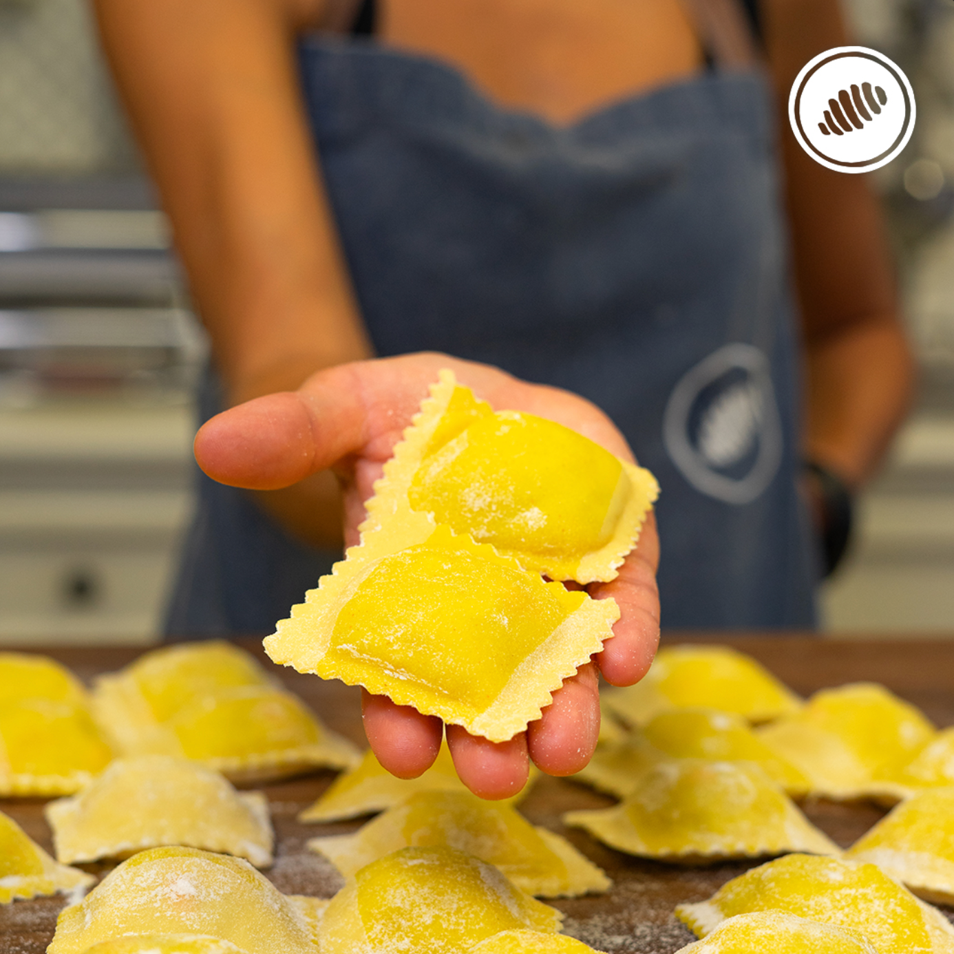 Ravioli grande relleno amarillos, cebollas caramelizadas, pimiento morrón y bechamel; Caja para dos - 15 unidades. Para cocinar en casa. Pasta fresca congelada, de rápida cocción; homemade style, hechas a mano, con huevos, lácteos, semolina y harina de trigo 00. Delivery Area Metro: San Juan, Guaynabo, Carolina, Bayamón, Trujillo Alto, Toa Baja, Toa Alta, Dorado. Club de Pasta - Della Rocca