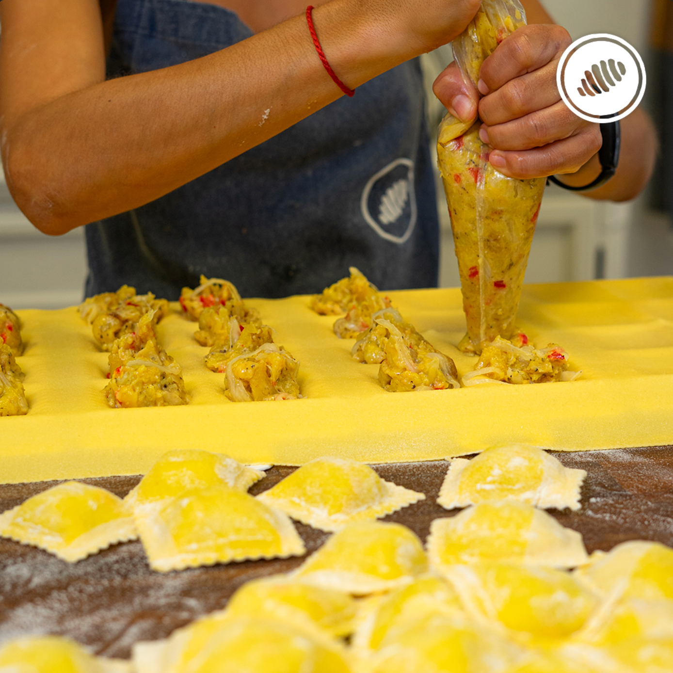 Ravioli grande relleno amarillos, cebollas caramelizadas, pimiento morrón y bechamel; Caja para dos - 15 unidades. Para cocinar en casa. Pasta fresca congelada, de rápida cocción; homemade style, hechas a mano, con huevos, lácteos, semolina y harina de trigo 00. Delivery Area Metro: San Juan, Guaynabo, Carolina, Bayamón, Trujillo Alto, Toa Baja, Toa Alta, Dorado. Club de Pasta - Della Rocca