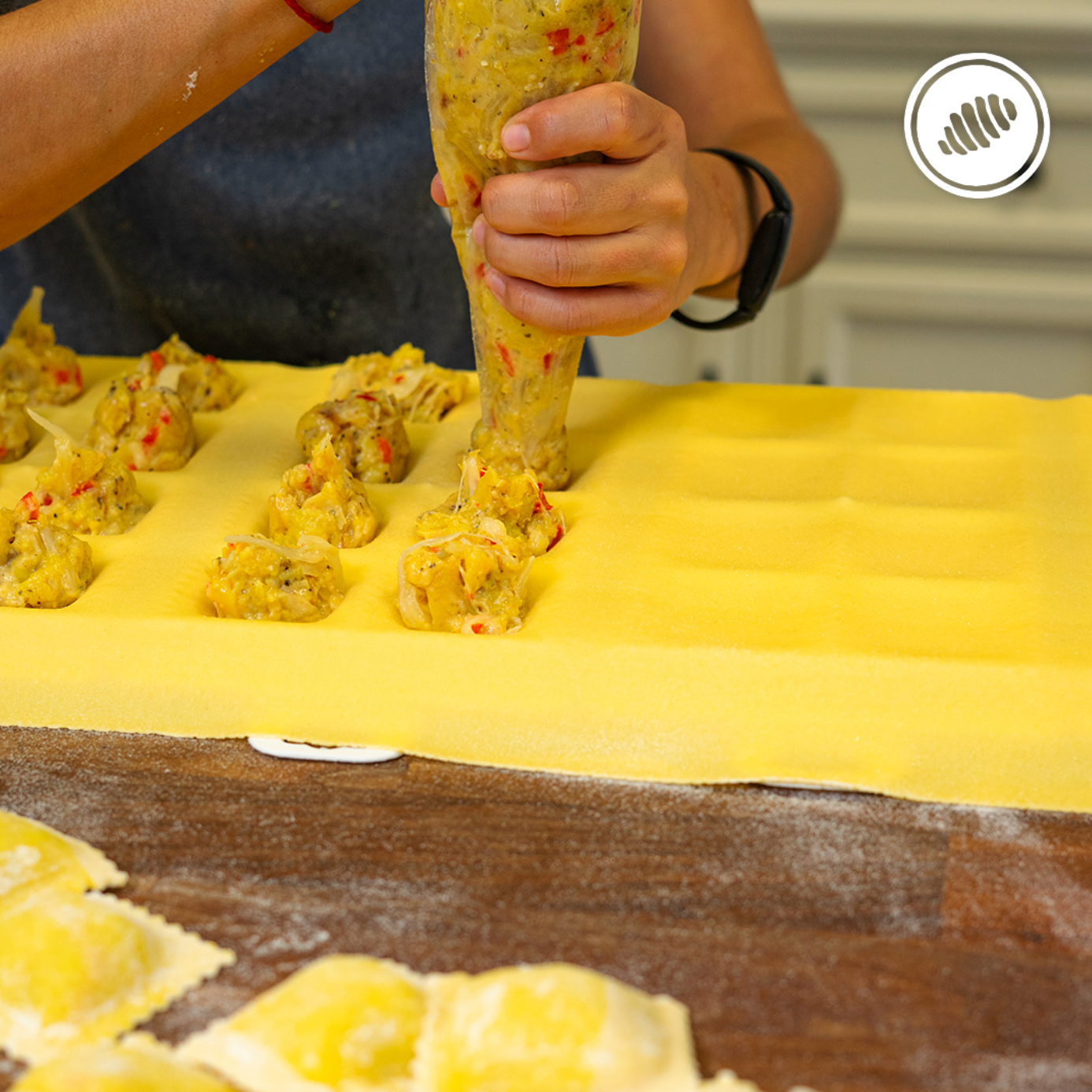 Ravioli grande relleno amarillos, cebollas caramelizadas, pimiento morrón y bechamel; Caja para dos - 15 unidades. Para cocinar en casa. Pasta fresca congelada, de rápida cocción; homemade style, hechas a mano, con huevos, lácteos, semolina y harina de trigo 00. Delivery Area Metro: San Juan, Guaynabo, Carolina, Bayamón, Trujillo Alto, Toa Baja, Toa Alta, Dorado. Club de Pasta - Della Rocca