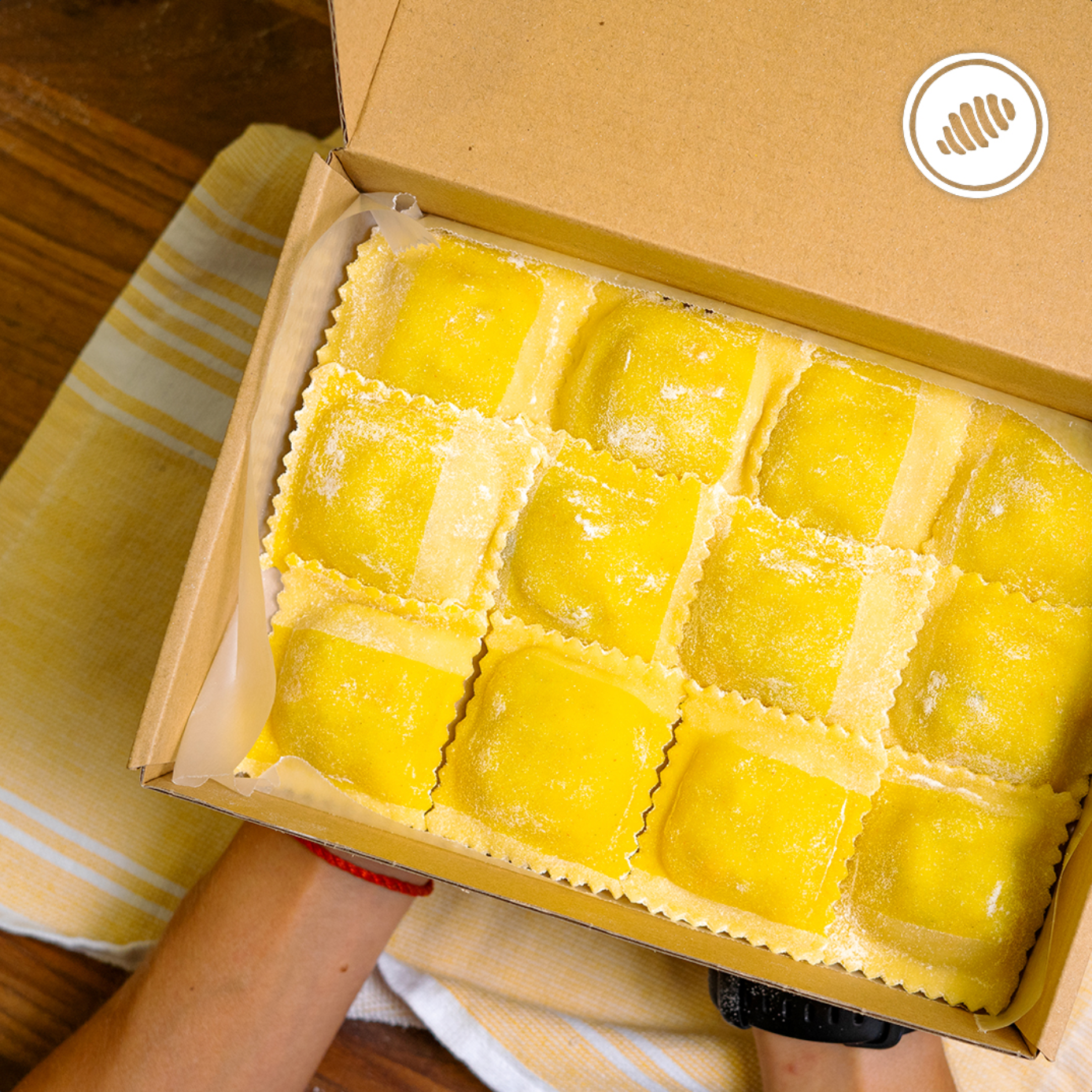 Ravioli grande relleno amarillos, cebollas caramelizadas, pimiento morrón y bechamel; Caja para dos - 15 unidades. Para cocinar en casa. Pasta fresca congelada, de rápida cocción; homemade style, hechas a mano, con huevos, lácteos, semolina y harina de trigo 00. Delivery Area Metro: San Juan, Guaynabo, Carolina, Bayamón, Trujillo Alto, Toa Baja, Toa Alta, Dorado. Club de Pasta - Della Rocca
