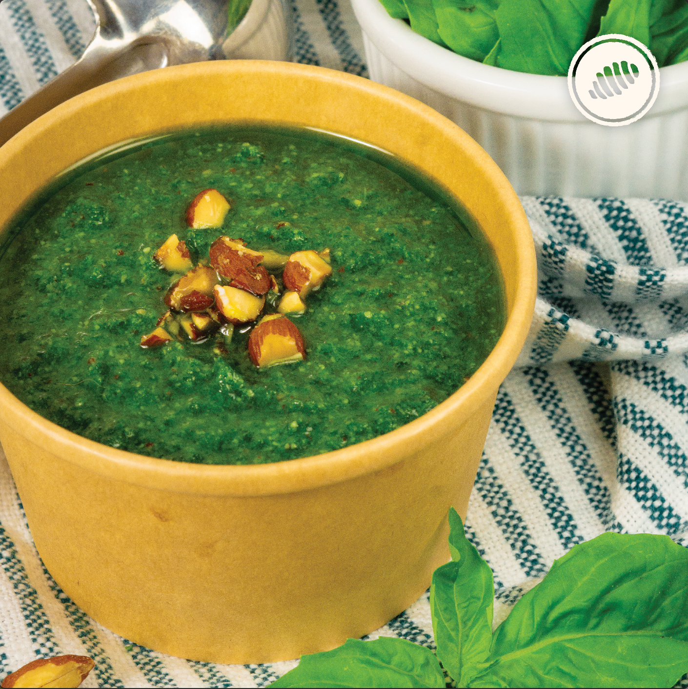 Salsa pesto tradicional de albahaca nueces de estación y parmesano. Bowl para dos platos - 8oz. Ideal para acompañar nuestras pastas frescas congelada, de rápida cocción; homemade style, hechas a mano, con huevos, lácteos, semolina y harina de trigo (unbleached y libre de bromato). Delivery Area Metro: San Juan, Guaynabo, Carolina, Bayamón, Trujillo Alto, Toa Baja, Toa Alta, Dorado. Club de Pasta - Della Rocca