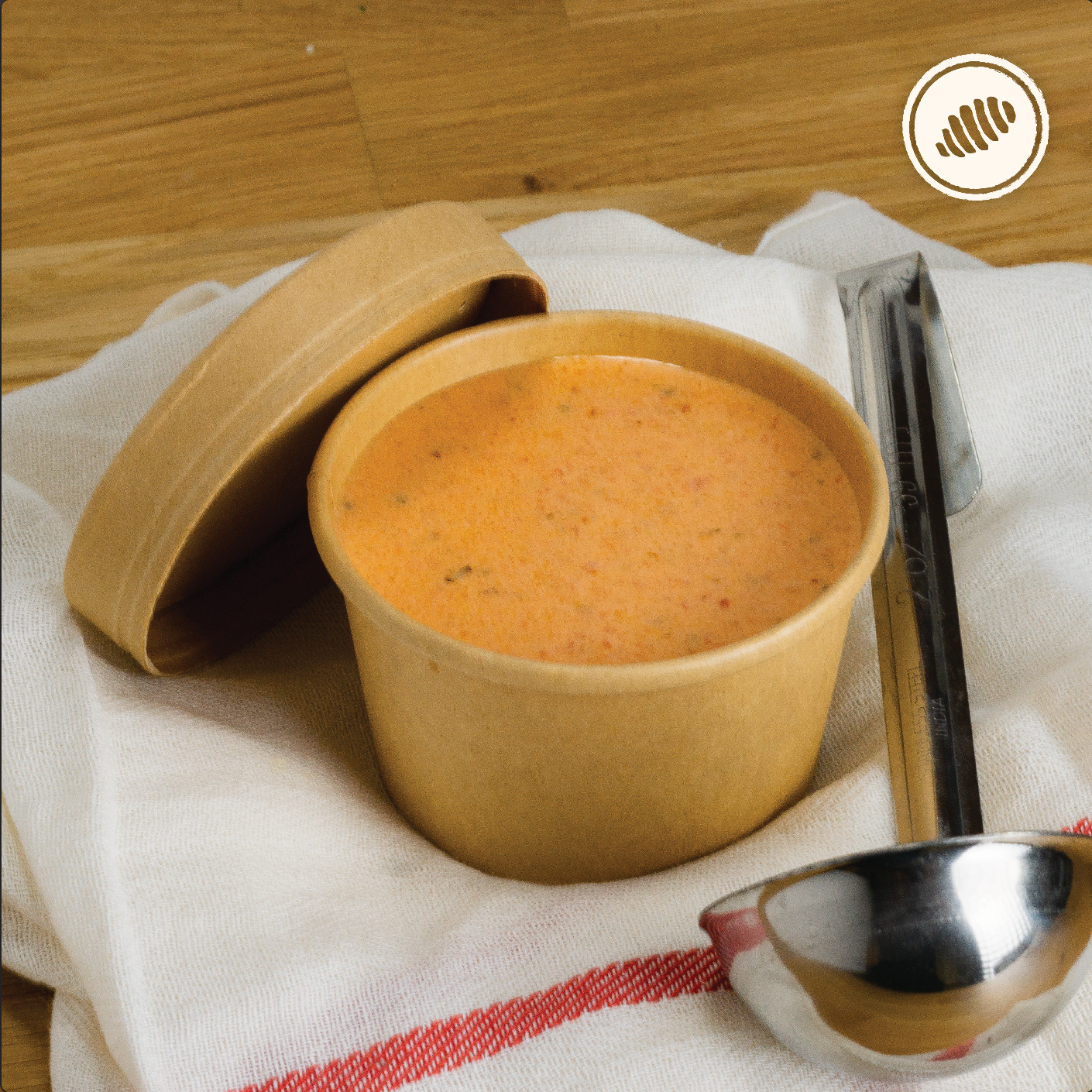 Salsa cremosa tradicional de tomates y albahaca. Bowl para dos platos - 8oz. Ideal para acompañar nuestras pastas frescas congelada, de rápida cocción; homemade style, hechas a mano, con huevos, lácteos, semolina y harina de trigo (unbleached y libre de bromato). Delivery Area Metro: San Juan, Guaynabo, Carolina, Bayamón, Trujillo Alto, Toa Baja, Toa Alta, Dorado. Club de Pasta - Della Rocca