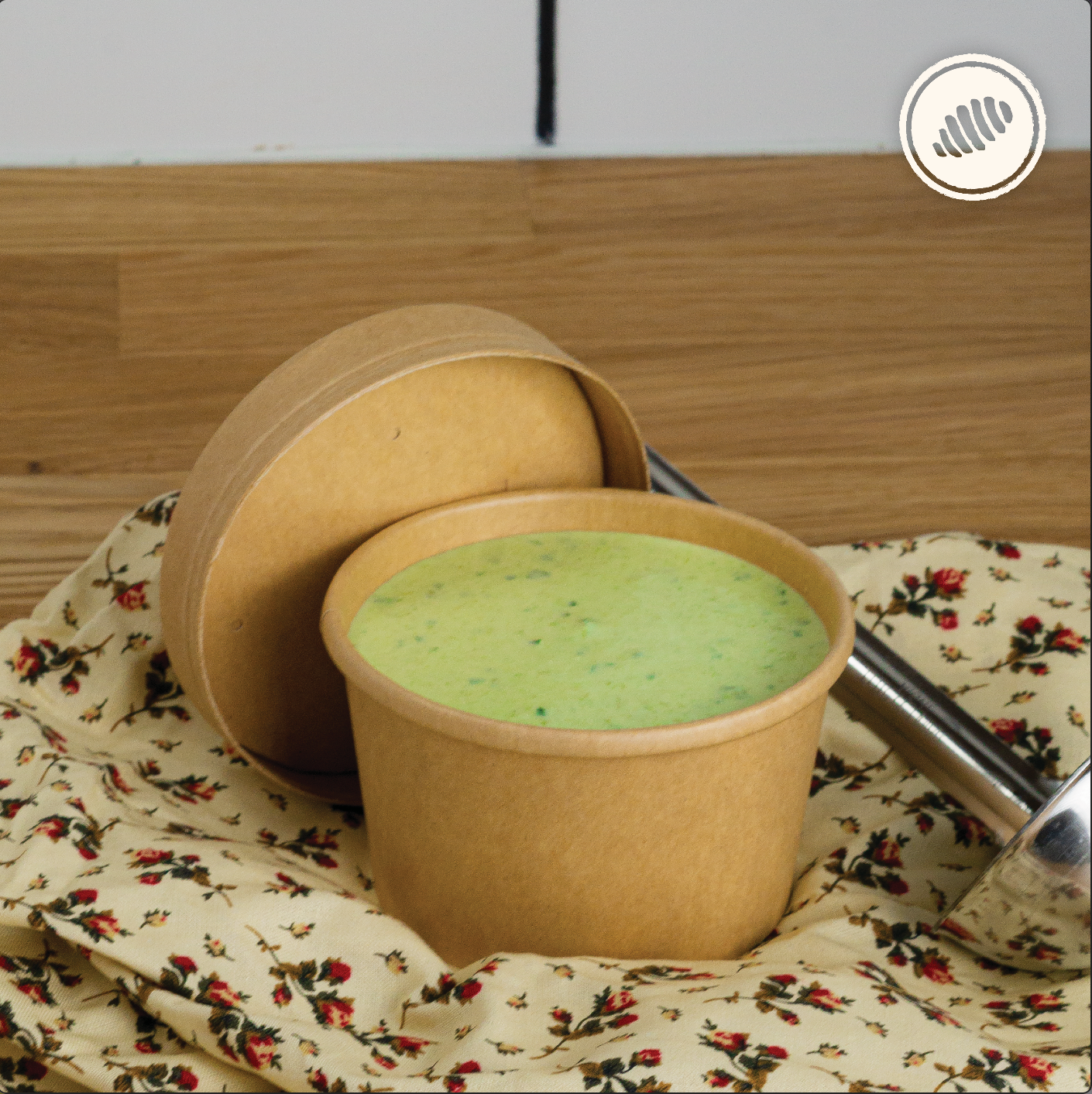 Salsa Cremosa de pesto tradicional de albahaca fresca y nueces de estación. Bowl para dos platos - 8oz. Ideal para acompañar nuestras pastas frescas congelada, de rápida cocción; homemade style, hechas a mano, con huevos, lácteos, semolina y harina de trigo (unbleached y libre de bromato). Club de Pasta - Della Rocca Delivery Area Metro: San Juan, Guaynabo, Carolina, Bayamón, Trujillo Alto, Toa Baja, Toa Alta, Dorado.
