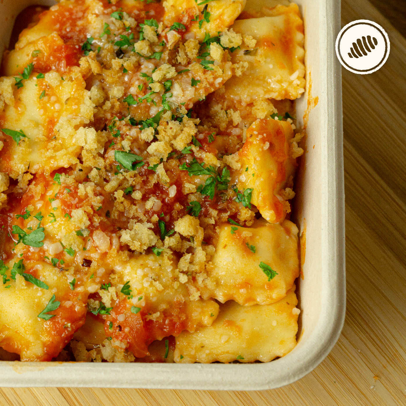 READY TO EAT - ONLY PICK UP Raviolito cuatro quesos en salsa marinara; incluye pangrattato (bread crumbs) y parmesano. Bowl personal de 8oz. Hechas a mano, con huevos, lácteos, semolina y harina de trigo (unbleached y libre de bromato). Club de Pasta - Della Rocca Delivery Area Metro: San Juan, Guaynabo, Carolina, Bayamón, Trujillo Alto, Toa Baja, Toa Alta, Dorado.