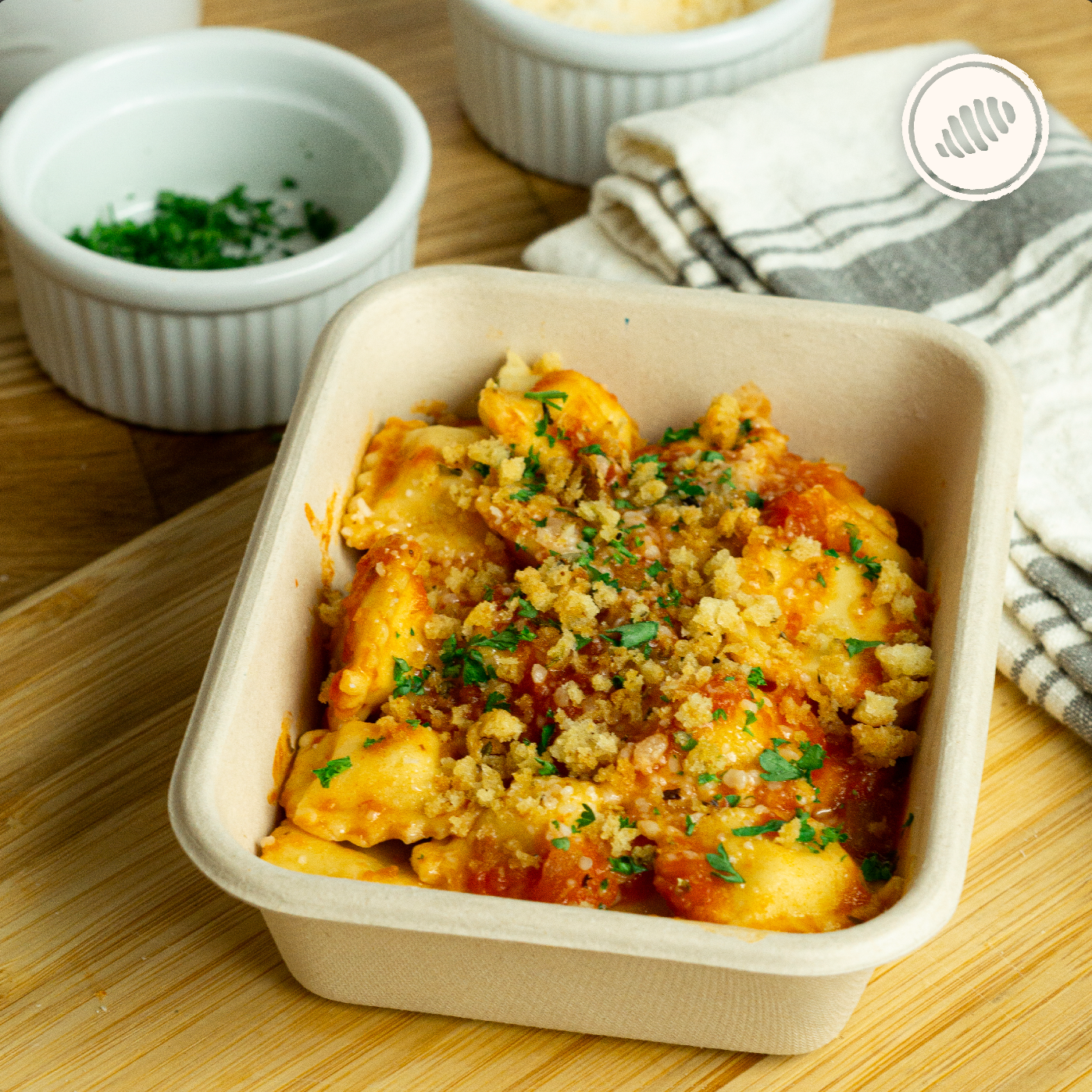 READY TO EAT - ONLY PICK UP Raviolito cuatro quesos en salsa marinara; incluye pangrattato (bread crumbs) y parmesano. Bowl personal de 8oz. Hechas a mano, con huevos, lácteos, semolina y harina de trigo (unbleached y libre de bromato). Club de Pasta - Della Rocca Delivery Area Metro: San Juan, Guaynabo, Carolina, Bayamón, Trujillo Alto, Toa Baja, Toa Alta, Dorado.