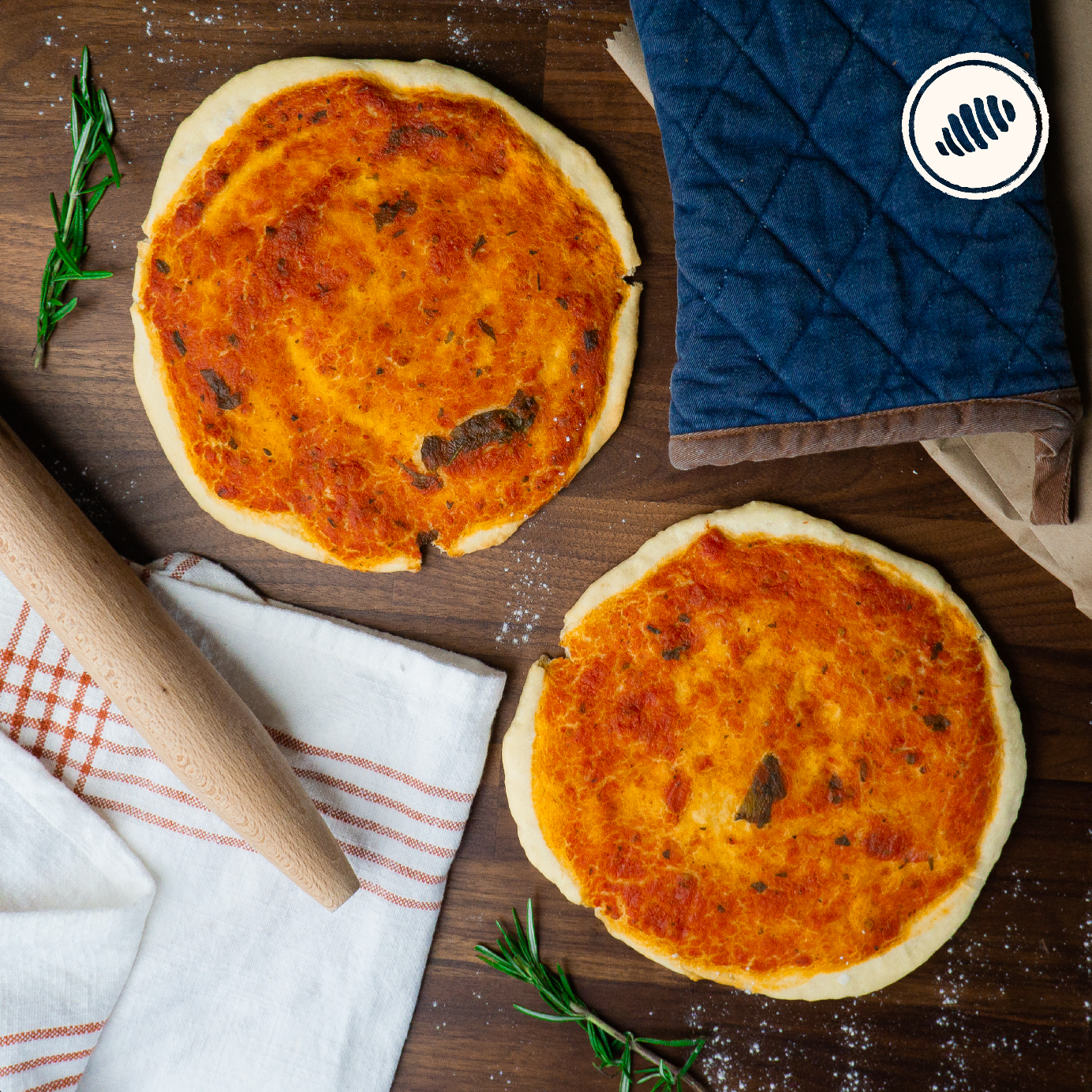 Masa de pizza fina, con salsa marinara, pre horneada; tres unidades, tamaño personal 8 pulgadas. Para cocinar en casa. Hechas a mano, con harina de trigo (unbleached y libre de bromato). Delivery Area Metro: San Juan, Guaynabo, Carolina, Bayamón, Trujillo Alto, Toa Baja, Toa Alta, Dorado.