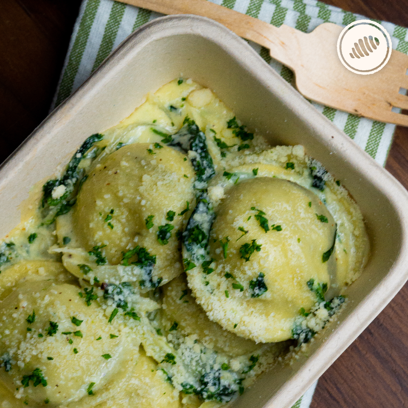 READY TO EAT - ONLY PICK UP Sorrentino de calabazas, parmesano y romero en crema bechamel y espinacas *alla fiorentina; incluye pangrattato (bread crumbs) y parmesano. Bowl personal de 8oz. Hechas a mano, con huevos, lácteos, semolina y harina de trigo (unbleached y libre de bromato). Club de Pasta - Della Rocca Delivery Area Metro: San Juan, Guaynabo, Carolina, Bayamón, Trujillo Alto, Toa Baja, Toa Alta, Dorado.