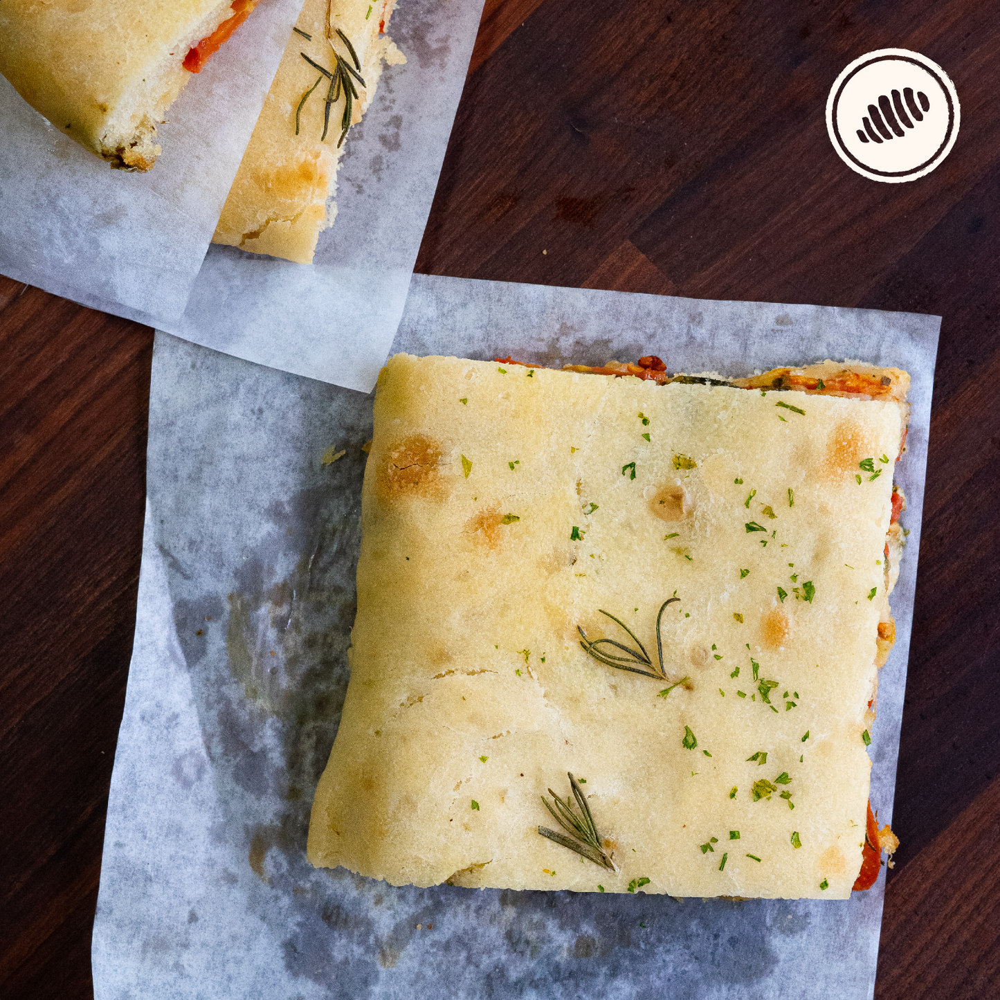 Farcita caprese; pan focaccia relleno de queso mozzarella, pesto de albahaca y tomates frescos. Para Hornear en casa. Pack individual. Hecho a mano, con huevos lácteos y harina de trigo (unbleached y libre de bromato). Servicio delivery Area Metro: San Juan, Guaynabo, Carolina, Bayamón, Trujillo Alto, Toa Baja, Toa Alta, Dorado. Club de Pasta - Della Rocca
