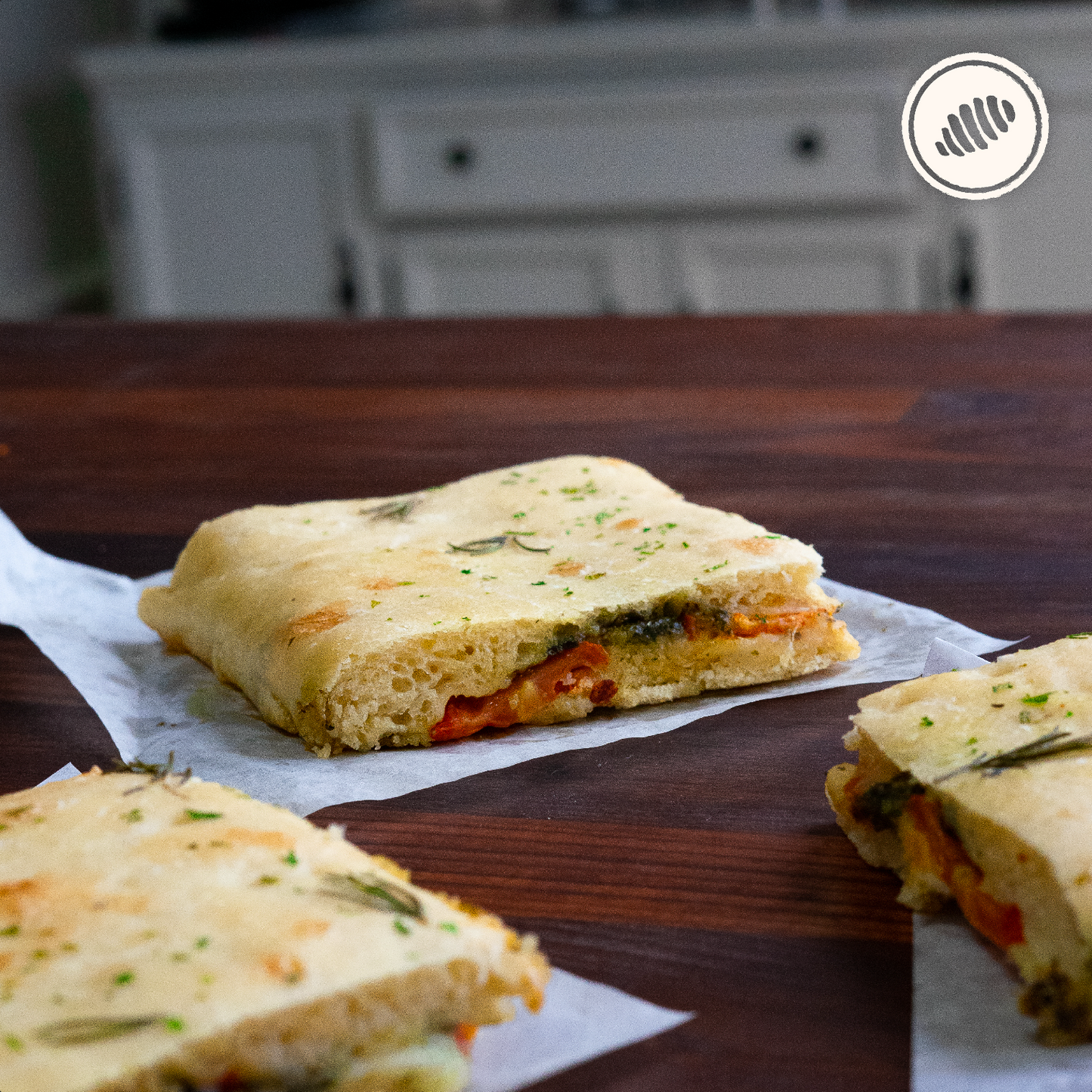 Farcita caprese; pan focaccia relleno de queso mozzarella, pesto de albahaca y tomates frescos. Para Hornear en casa. Pack individual. Hecho a mano, con huevos lácteos y harina de trigo (unbleached y libre de bromato). Servicio delivery Area Metro: San Juan, Guaynabo, Carolina, Bayamón, Trujillo Alto, Toa Baja, Toa Alta, Dorado. Club de Pasta - Della Rocca