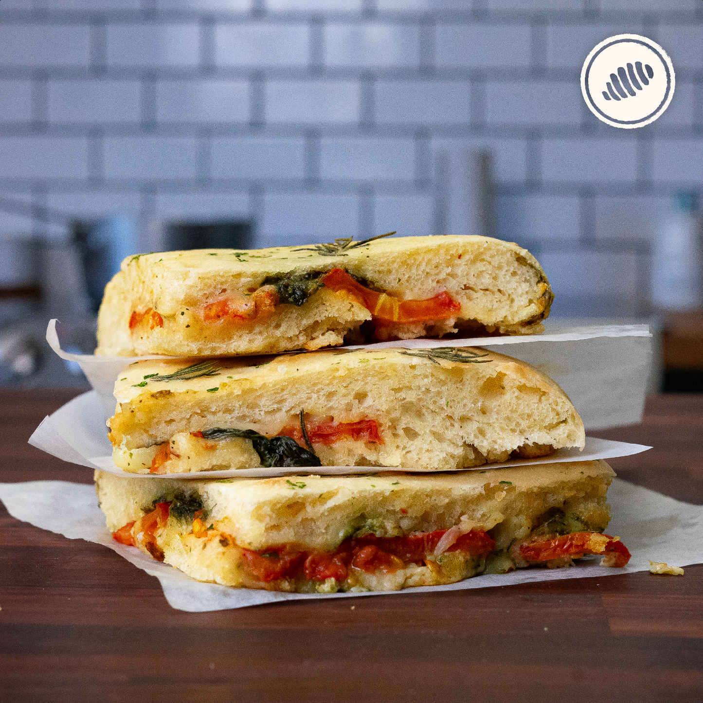 Farcita caprese; pan focaccia relleno de queso mozzarella, pesto de albahaca y tomates frescos. Para Hornear en casa. Pack individual. Hecho a mano, con huevos lácteos y harina de trigo (unbleached y libre de bromato). Servicio delivery Area Metro: San Juan, Guaynabo, Carolina, Bayamón, Trujillo Alto, Toa Baja, Toa Alta, Dorado. Club de Pasta - Della Rocca