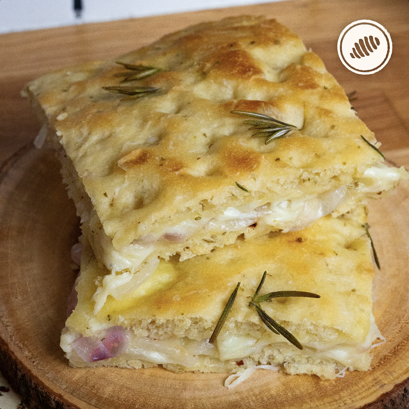 Farcita Fugazza; pan focaccia relleno de queso mozzarella, cebolla blanca, lila, amarilla y ciboulette. Para Hornear en casa. Pack individual. Hecho a mano, con huevos lácteos y harina de trigo (unbleached y libre de bromato). Servicio delivery Area Metro: San Juan, Guaynabo, Carolina, Bayamón, Trujillo Alto, Toa Baja, Toa Alta, Dorado. Club de Pasta - Della Rocca