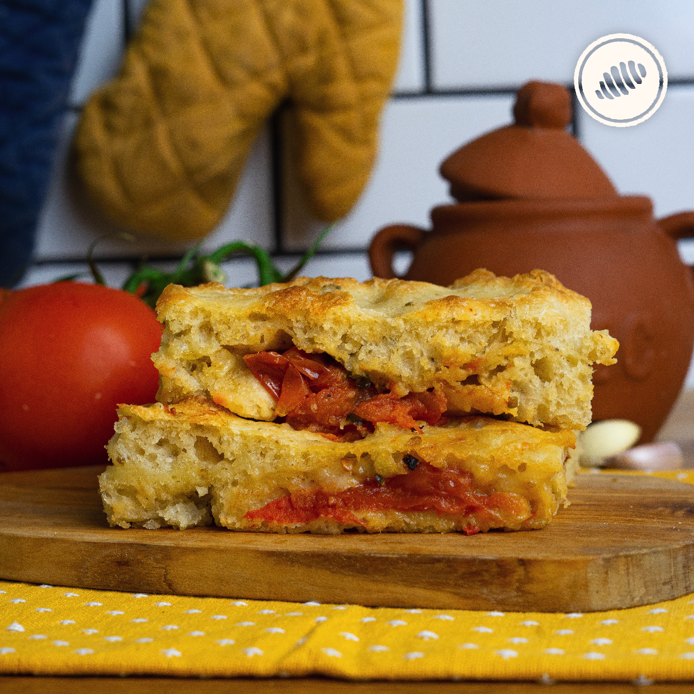 Farcita Napolitana; pan focaccia relleno de queso mozzarella, tomates y ajos rostizados. Para Hornear en casa. Pack individual. Hecho a mano, con huevos lácteos y harina de trigo (unbleached y libre de bromato). Servicio delivery Area Metro: San Juan, Guaynabo, Carolina, Bayamón, Trujillo Alto, Toa Baja, Toa Alta, Dorado. Club de Pasta - Della Rocca