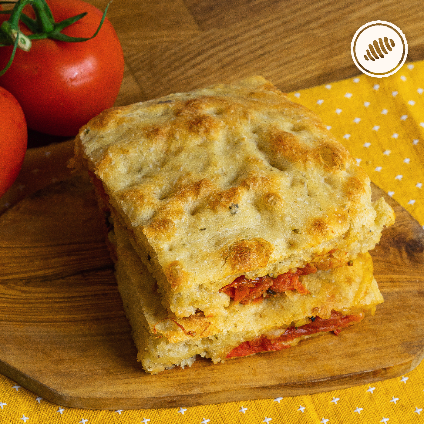 Farcita Napolitana; pan focaccia relleno de queso mozzarella, tomates y ajos rostizados. Para Hornear en casa. Pack individual. Hecho a mano, con huevos lácteos y harina de trigo (unbleached y libre de bromato). Servicio delivery Area Metro: San Juan, Guaynabo, Carolina, Bayamón, Trujillo Alto, Toa Baja, Toa Alta, Dorado. Club de Pasta - Della Rocca
