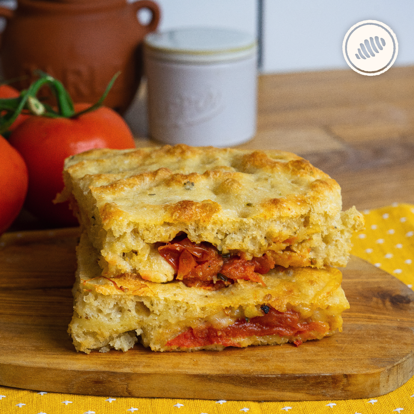 Farcita Napolitana; pan focaccia relleno de queso mozzarella, tomates y ajos rostizados. Para Hornear en casa. Pack individual. Hecho a mano, con huevos lácteos y harina de trigo (unbleached y libre de bromato). Servicio delivery Area Metro: San Juan, Guaynabo, Carolina, Bayamón, Trujillo Alto, Toa Baja, Toa Alta, Dorado. Club de Pasta - Della Rocca