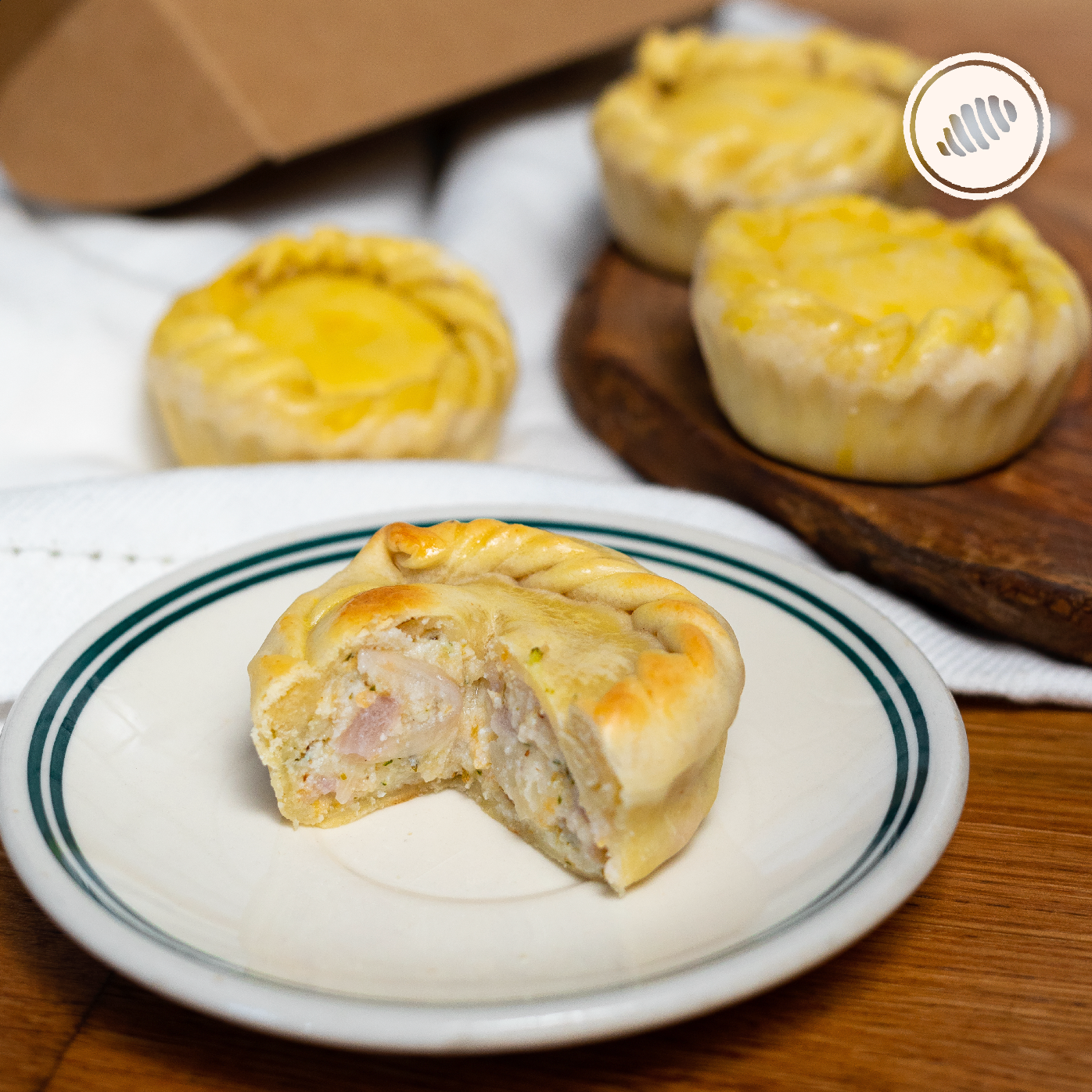 Scacciata fugazzeta (cebolla blanca, cebolla lila, ciboulette, orégano y queso mozzarella); Caja de 4 unidades; para hornear en casa. Masa de pasta fresca congelada, de rápida cocción; homemade style, hechas a mano, con huevos, lácteos, semolina y harina de trigo (unbleached y libre de bromato). Delivery Area Metro: San Juan, Guaynabo, Carolina, Bayamón, Trujillo Alto, Toa Baja, Toa Alta, Dorado. Club de Pasta - Della Rocca