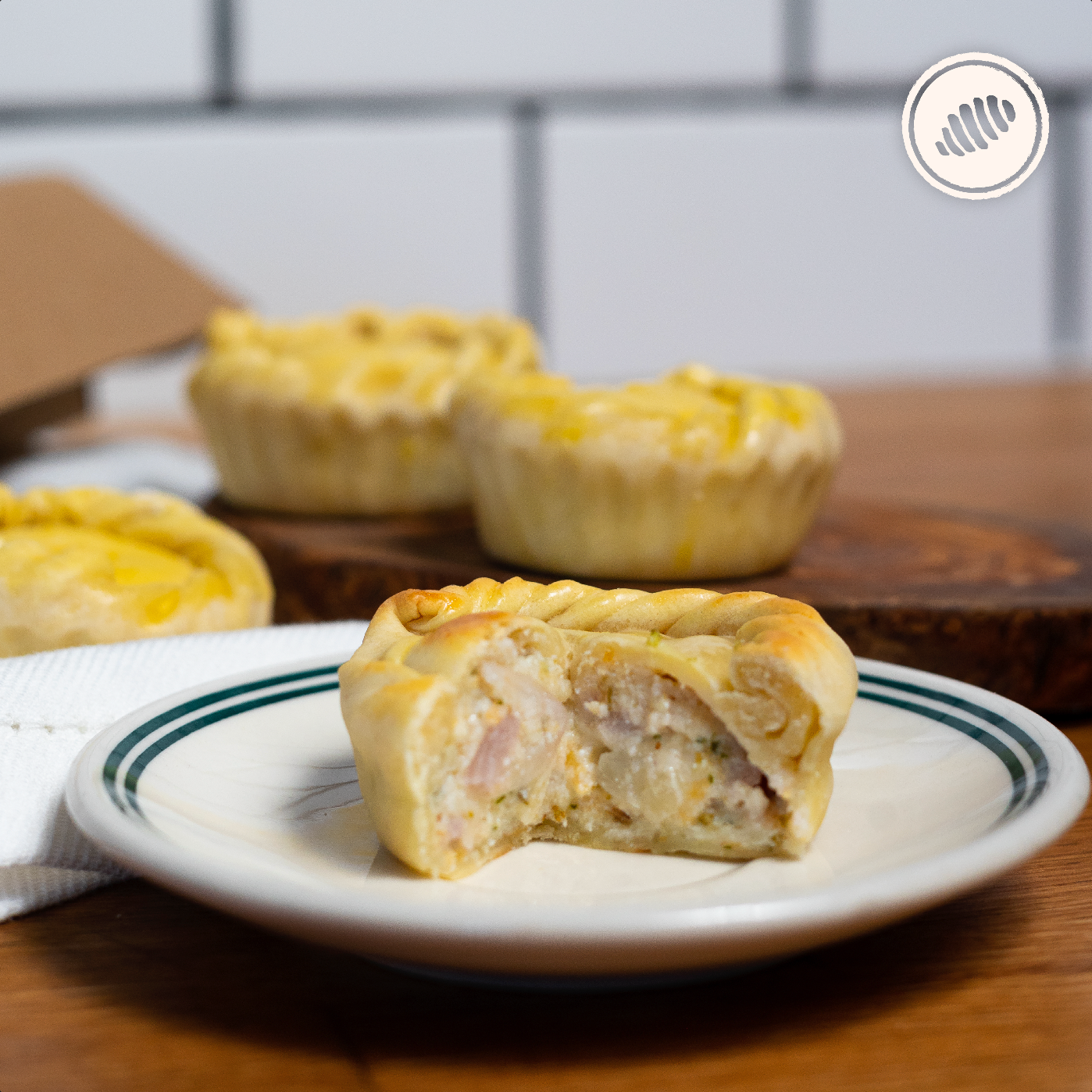 Scacciata fugazzeta (cebolla blanca, cebolla lila, ciboulette, orégano y queso mozzarella); Caja de 4 unidades; para hornear en casa. Masa de pasta fresca congelada, de rápida cocción; homemade style, hechas a mano, con huevos, lácteos, semolina y harina de trigo (unbleached y libre de bromato). Delivery Area Metro: San Juan, Guaynabo, Carolina, Bayamón, Trujillo Alto, Toa Baja, Toa Alta, Dorado. Club de Pasta - Della Rocca