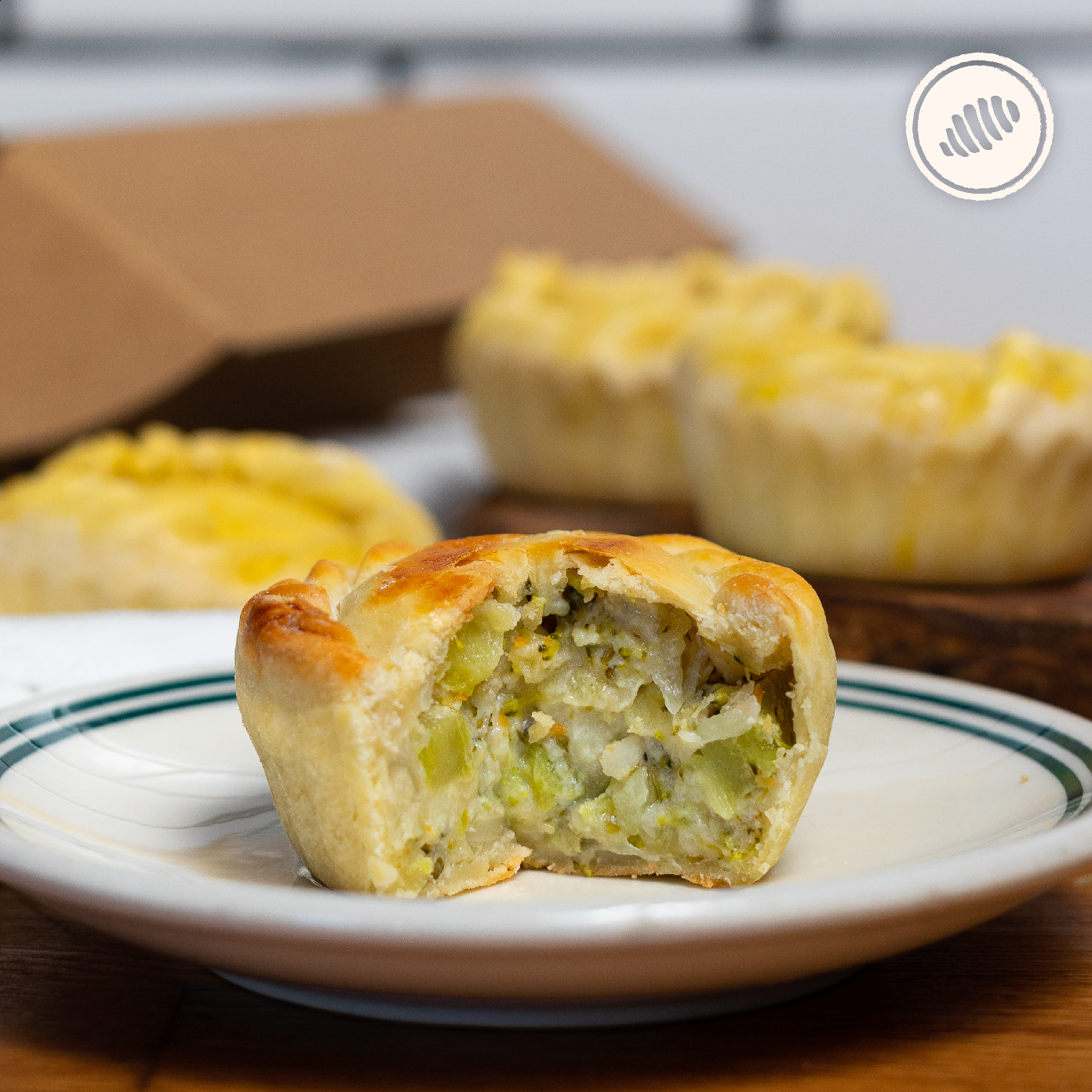 Scacciata de brócoli, cebollas y queso mozzarella. Caja de 4 unidades; para hornear en casa. Masa de pasta fresca congelada, de rápida cocción; homemade style, hechas a mano, con huevos, lácteos, semolina y harina de trigo (unbleached y libre de bromato). Delivery Area Metro: San Juan, Guaynabo, Carolina, Bayamón, Trujillo Alto, Toa Baja, Toa Alta, Dorado. Club de Pasta - Della Rocca