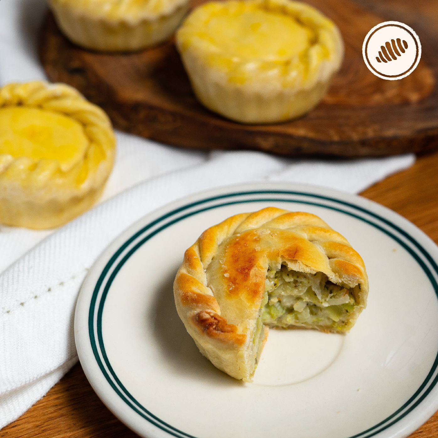 Scacciata de brócoli, cebollas y queso mozzarella. Caja de 4 unidades; para hornear en casa. Masa de pasta fresca congelada, de rápida cocción; homemade style, hechas a mano, con huevos, lácteos, semolina y harina de trigo (unbleached y libre de bromato). Delivery Area Metro: San Juan, Guaynabo, Carolina, Bayamón, Trujillo Alto, Toa Baja, Toa Alta, Dorado. Club de Pasta - Della Rocca