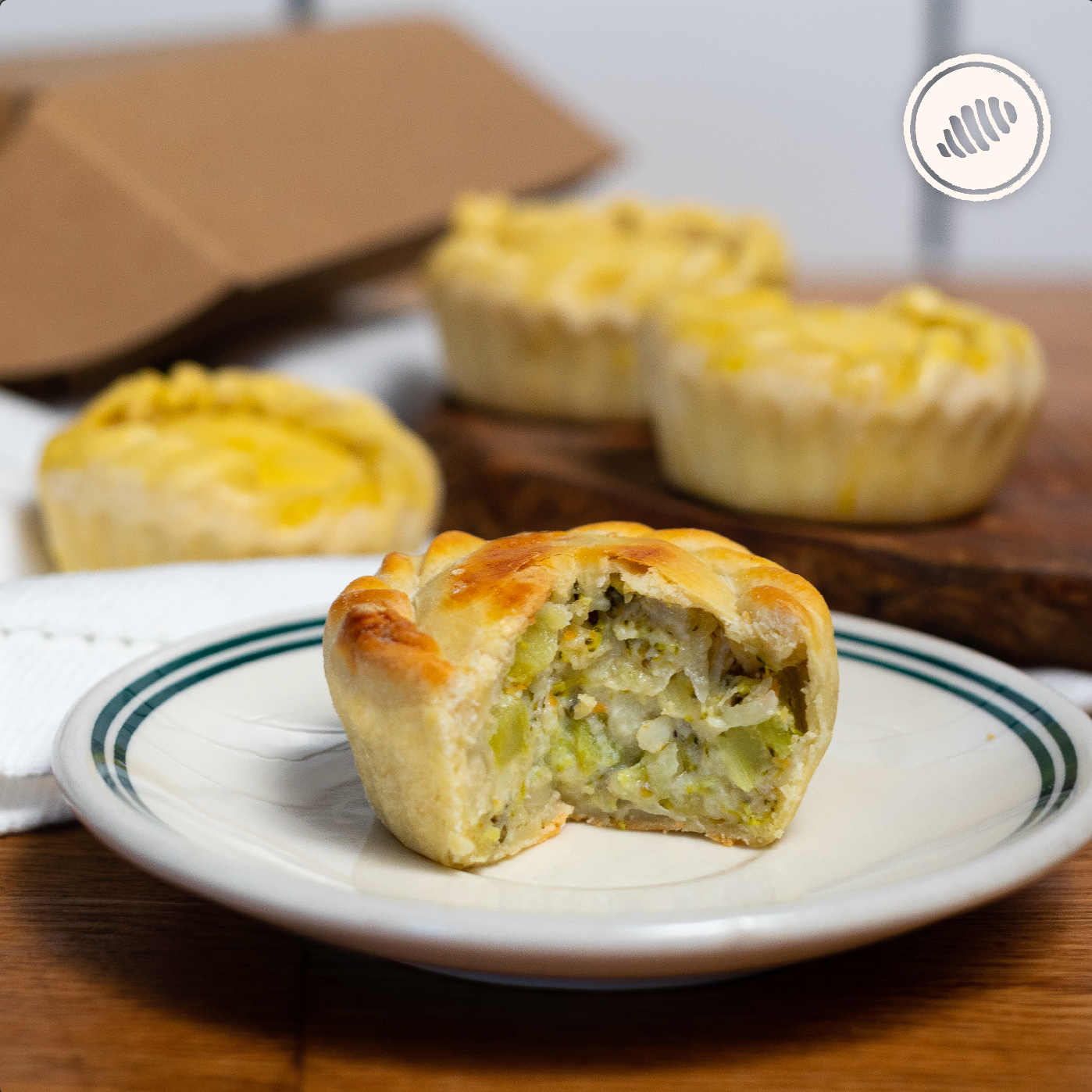 Scacciata de brócoli, cebollas y queso mozzarella. Caja de 4 unidades; para hornear en casa. Masa de pasta fresca congelada, de rápida cocción; homemade style, hechas a mano, con huevos, lácteos, semolina y harina de trigo (unbleached y libre de bromato). Delivery Area Metro: San Juan, Guaynabo, Carolina, Bayamón, Trujillo Alto, Toa Baja, Toa Alta, Dorado. Club de Pasta - Della Rocca