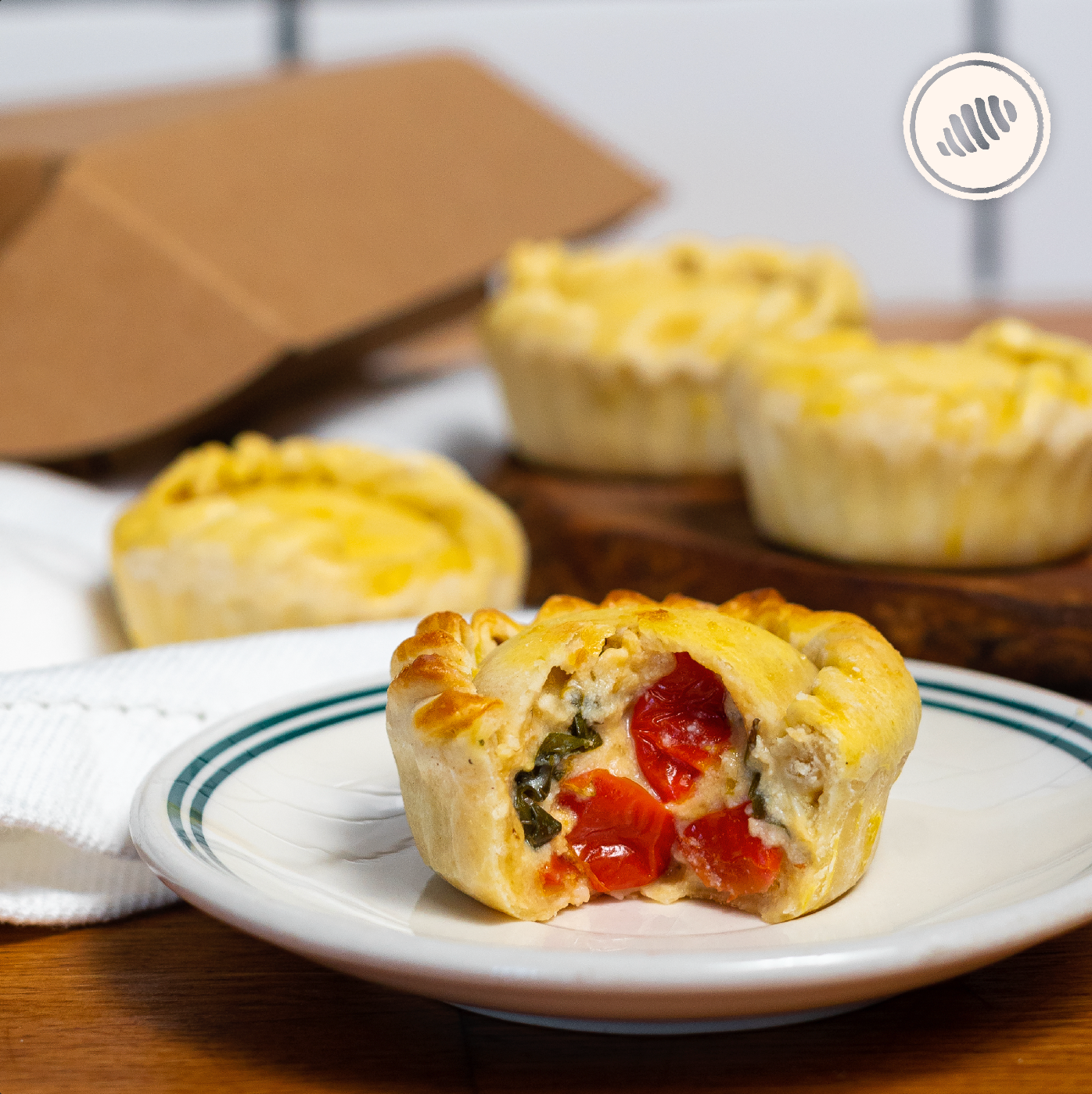 Scacciata caprese (tomates frescos, albahaca y queso mozzarella); Caja de 4 unidades; para hornear en casa. Masa de pasta fresca congelada, de rápida cocción; homemade style, hechas a mano, con huevos, lácteos y harina de trigo (unbleached y libre de bromato). Delivery Area Metro: San Juan, Guaynabo, Carolina, Bayamón, Trujillo Alto, Toa Baja, Toa Alta, Dorado. Club de Pasta - Della Rocca