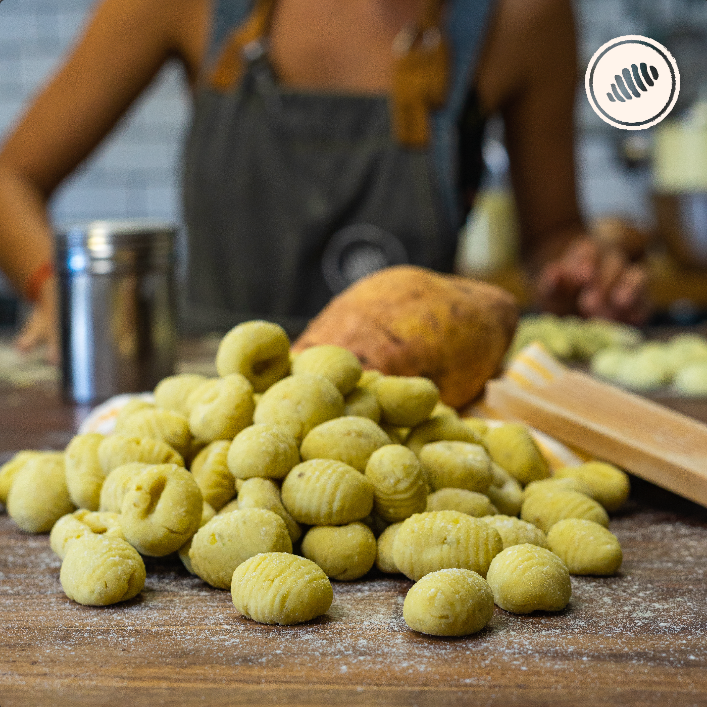 Masa batata amarilla. Caja para dos - 1 Lb. para cocinar en casa. Pasta fresca congelada, de rápida cocción; hechas a mano, con huevos, lácteos y harina de trigo 00. Delivery Area Metro: San Juan, Guaynabo, Carolina, Bayamón, Trujillo Alto, Toa Baja, Toa Alta, Dorado. Club de Pasta - Della Rocca