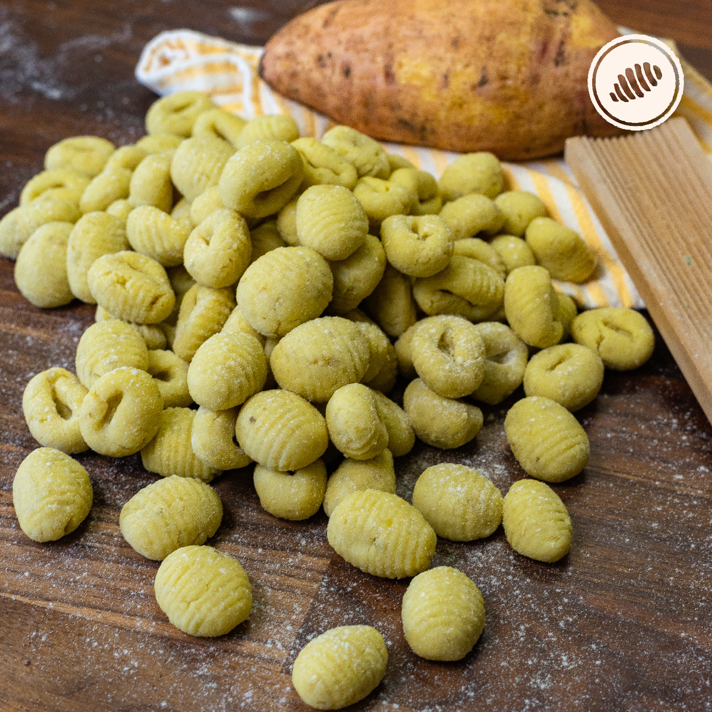 Masa batata amarilla. Caja para dos - 1 Lb. para cocinar en casa. Pasta fresca congelada, de rápida cocción; hechas a mano, con huevos, lácteos y harina de trigo 00. Delivery Area Metro: San Juan, Guaynabo, Carolina, Bayamón, Trujillo Alto, Toa Baja, Toa Alta, Dorado. Club de Pasta - Della Rocca