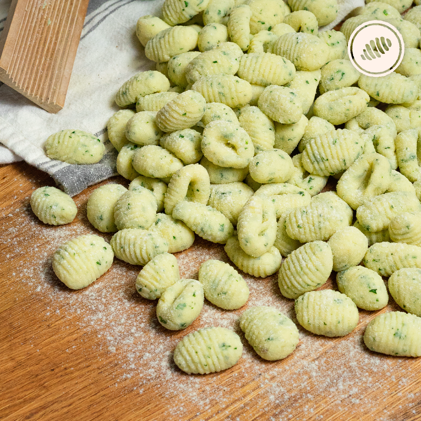 ñoqui, gnocchi, gnudi, Masa de papas y perejil. Caja para dos - 1 Lb. Para cocinar en casa. Pasta fresca congelada, de rápida cocción; hechas a mano, con huevos, lácteos y harina de trigo 00. Delivery Area Metro: San Juan, Guaynabo, Carolina, Bayamón, Trujillo Alto, Toa Baja, Toa Alta, Dorado. Club de Pasta - Della Rocca