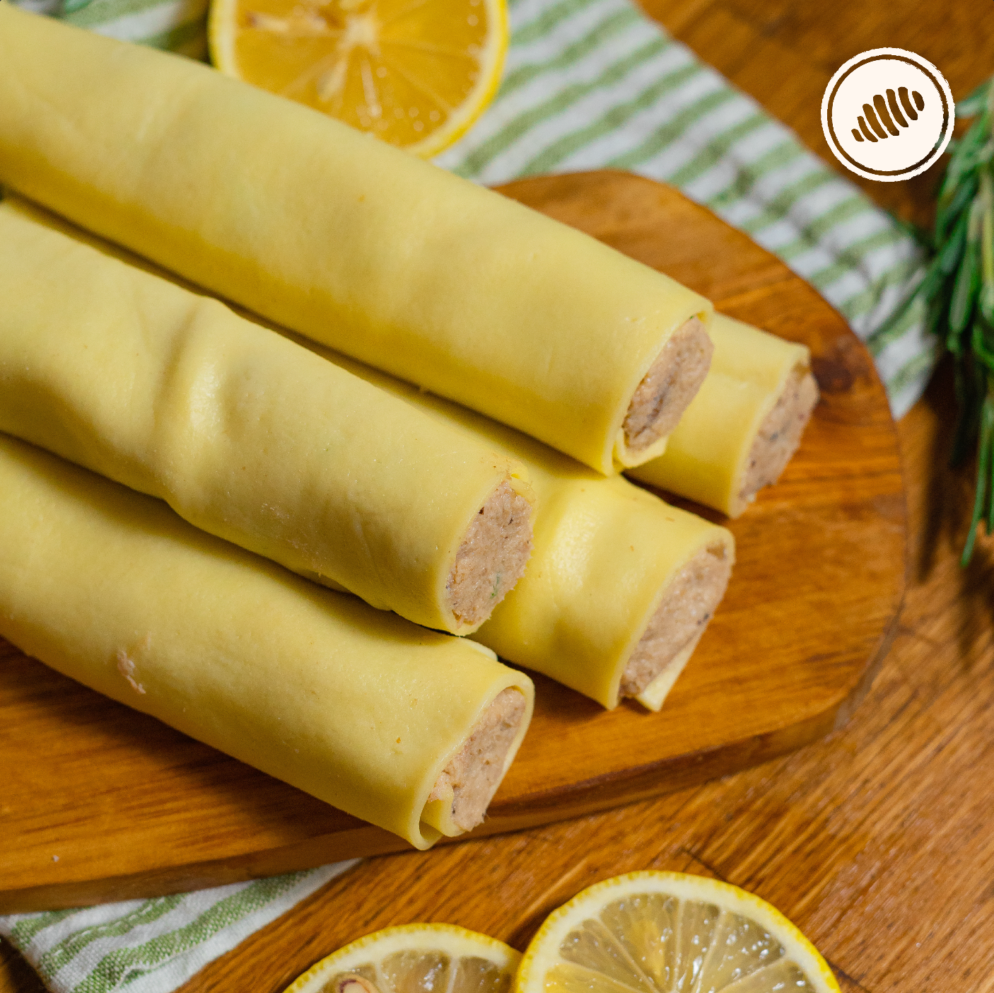 Chicken & lemon cannelloni relleno de pollo a lenta cocción con limón amarillo, ajo puerro & ricotta. Caja para dos - 6 unidades. Para hornear en casa. Pasta fresca congelada, de rápida cocción; homemade style, hechas a mano, con huevos, lácteos, semolina y harina de trigo (unbleached y libre de bromato). Delivery Area Metro: San Juan, Guaynabo, Carolina, Bayamón, Trujillo Alto, Toa Baja, Toa Alta, Dorado. Club de Pasta - Della Rocca