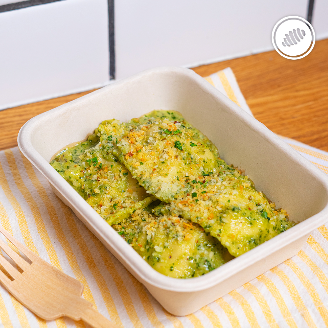 READY TO EAT Triangoli de amarillos, pimiento rojo y bechamel, en crema de pesto (albahaca y nueces); incluye&nbsp;pangrattato (bread crumbs) y parmesano.&nbsp;Bowl personal de 8oz.  Hechas a mano, con huevos, lácteos, semolina y harina de trigo (unbleached y libre de bromato).  Club de Pasta - Della Rocca