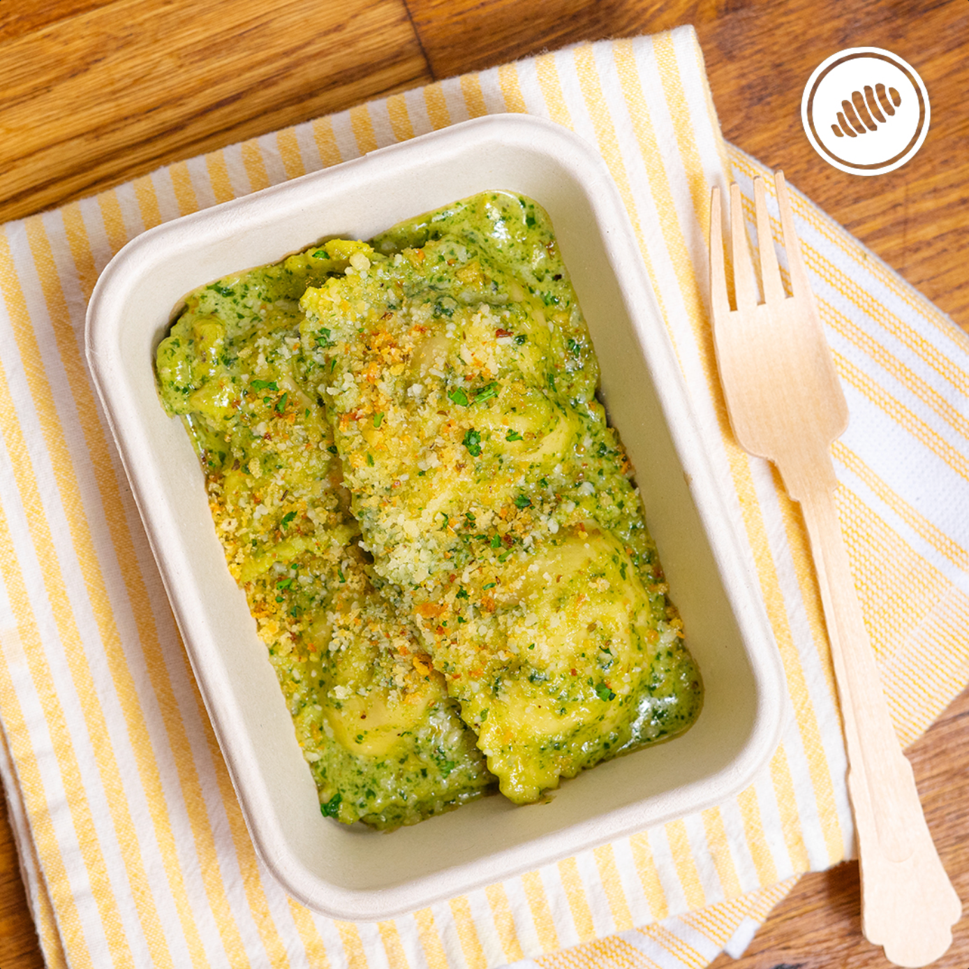 READY TO EAT Triangoli de amarillos, pimiento rojo y bechamel, en crema de pesto (albahaca y nueces); incluye&nbsp;pangrattato (bread crumbs) y parmesano.&nbsp;Bowl personal de 8oz.  Hechas a mano, con huevos, lácteos, semolina y harina de trigo (unbleached y libre de bromato).  Club de Pasta - Della Rocca