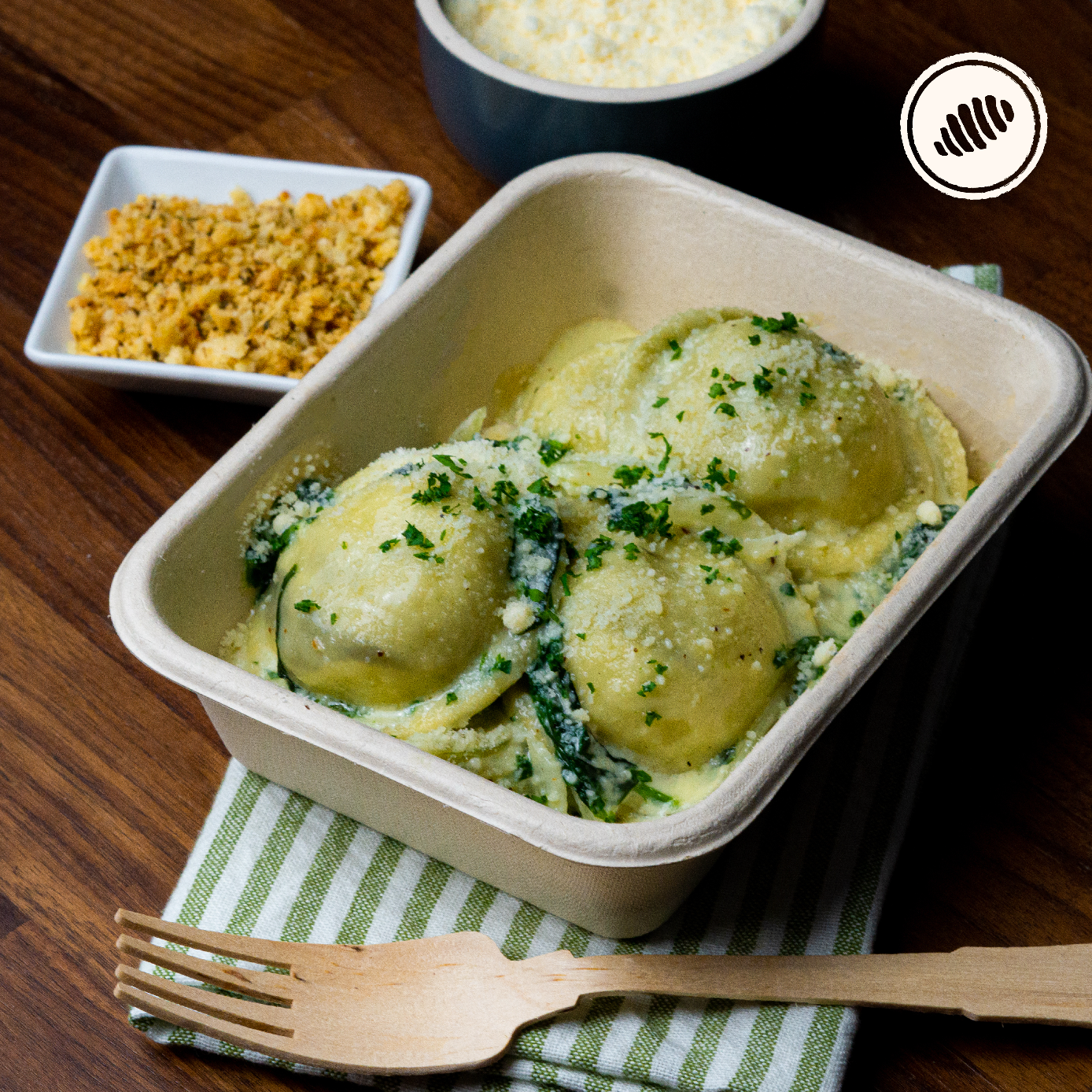READY TO EAT - ONLY PICK UP Sorrentino de calabazas, parmesano y romero en crema bechamel y espinacas *alla fiorentina; incluye pangrattato (bread crumbs) y parmesano. Bowl personal de 8oz.  Hechas a mano, con huevos, lácteos, semolina y harina de trigo (unbleached y libre de bromato).  Club de Pasta - Della Rocca Delivery Area Metro: San Juan, Guaynabo, Carolina, Bayamón, Trujillo Alto, Toa Baja, Toa Alta, Dorado.