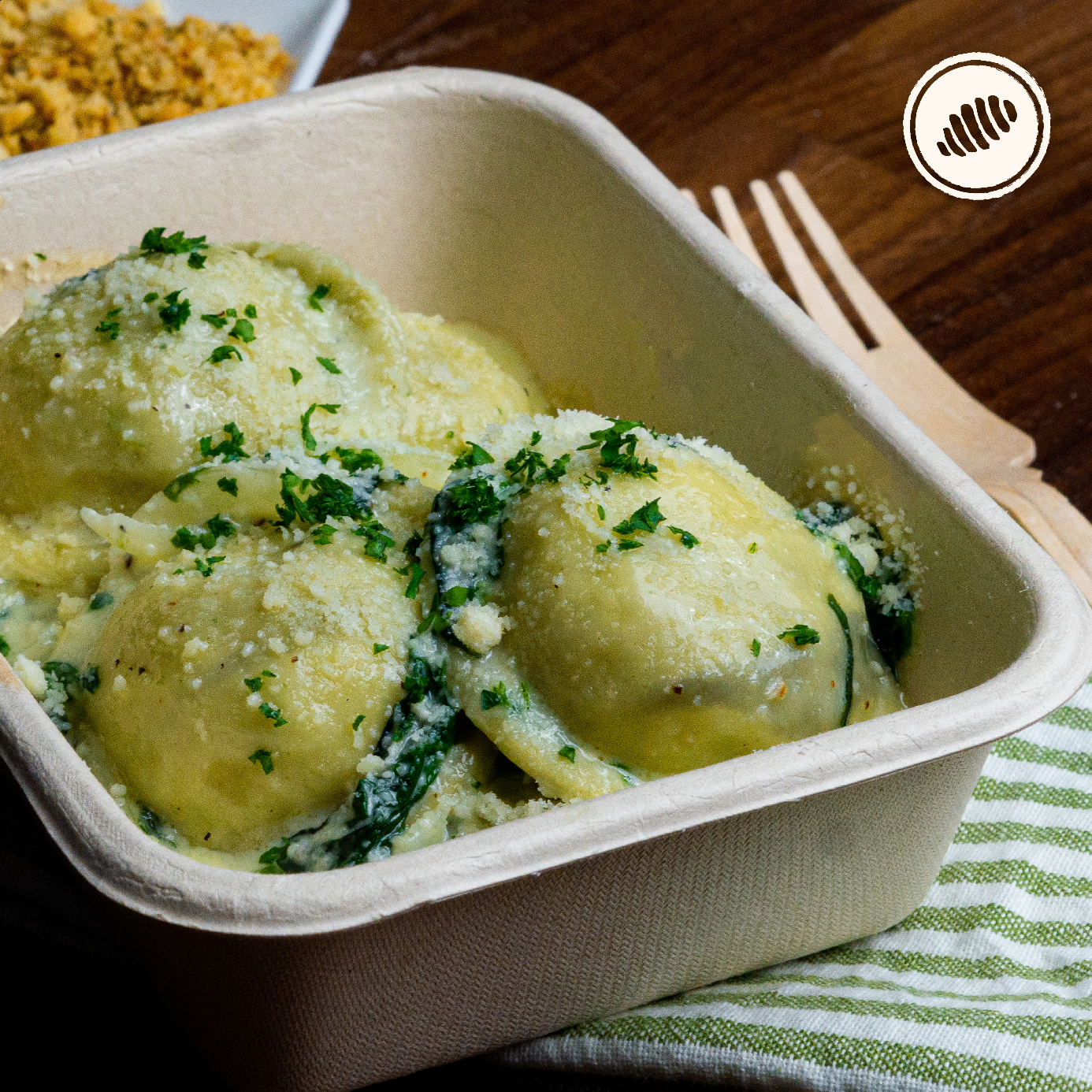 READY TO EAT - ONLY PICK UP Sorrentino de calabazas, parmesano y romero en crema bechamel y espinacas *alla fiorentina; incluye pangrattato (bread crumbs) y parmesano. Bowl personal de 8oz. Hechas a mano, con huevos, lácteos, semolina y harina de trigo (unbleached y libre de bromato). Club de Pasta - Della Rocca Delivery Area Metro: San Juan, Guaynabo, Carolina, Bayamón, Trujillo Alto, Toa Baja, Toa Alta, Dorado.
