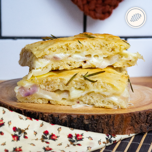 Farcita Fugazza; pan focaccia relleno de queso mozzarella, cebolla blanca, lila, amarilla y ciboulette. Para Hornear en casa. Pack individual. Hecho a mano, con huevos lácteos y harina de trigo (unbleached y libre de bromato).  Servicio delivery Area Metro: San Juan, Guaynabo, Carolina, Bayamón, Trujillo Alto, Toa Baja, Toa Alta, Dorado.  Club de Pasta - Della Rocca