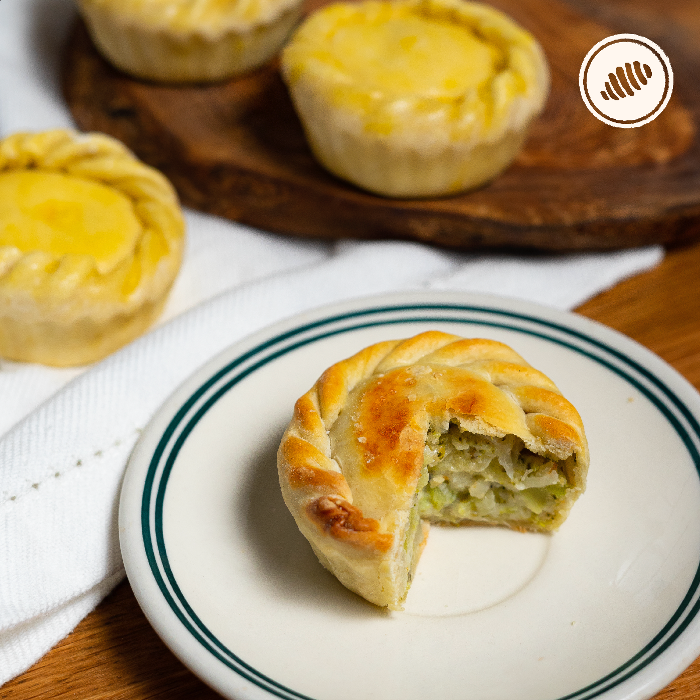 Scacciata de brócoli, cebollas y queso mozzarella. Caja de 4 unidades; para hornear en casa.  Masa de pasta fresca congelada, de rápida cocción; homemade style, hechas a mano, con huevos, lácteos, semolina y harina de trigo (unbleached y libre de bromato).  Delivery Area Metro: San Juan, Guaynabo, Carolina, Bayamón, Trujillo Alto, Toa Baja, Toa Alta, Dorado.  Club de Pasta - Della Rocca