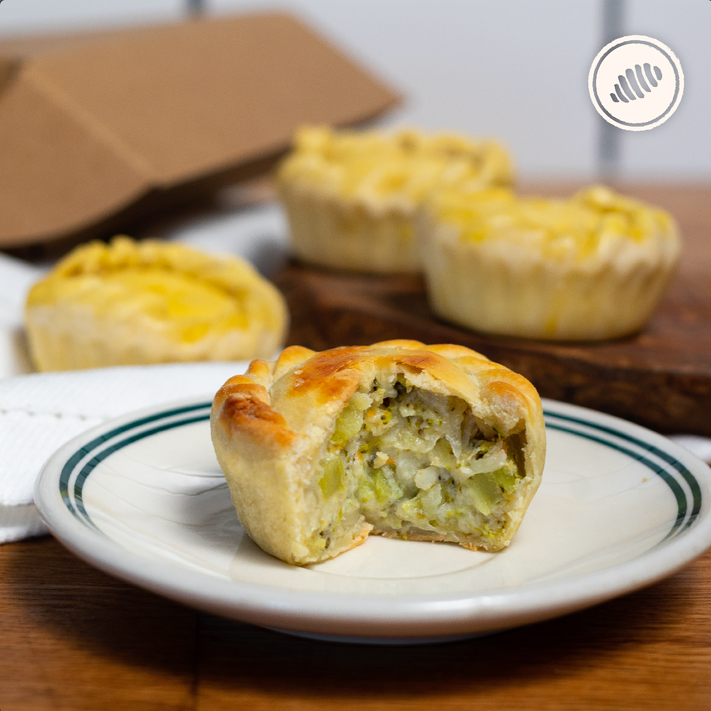 Scacciata de brócoli, cebollas y queso mozzarella. Caja de 4 unidades; para hornear en casa.  Masa de pasta fresca congelada, de rápida cocción; homemade style, hechas a mano, con huevos, lácteos, semolina y harina de trigo (unbleached y libre de bromato).  Delivery Area Metro: San Juan, Guaynabo, Carolina, Bayamón, Trujillo Alto, Toa Baja, Toa Alta, Dorado.  Club de Pasta - Della Rocca