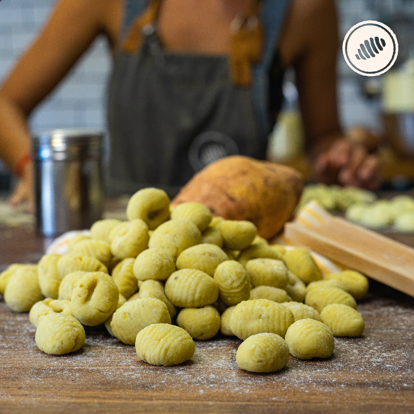 Masa batata amarilla. Caja para dos - 1 Lb. para cocinar en casa.  Pasta fresca congelada, de rápida cocción; hechas a mano, con huevos, lácteos y harina de trigo 00.  Delivery Area Metro: San Juan, Guaynabo, Carolina, Bayamón, Trujillo Alto, Toa Baja, Toa Alta, Dorado.  Club de Pasta - Della Rocca