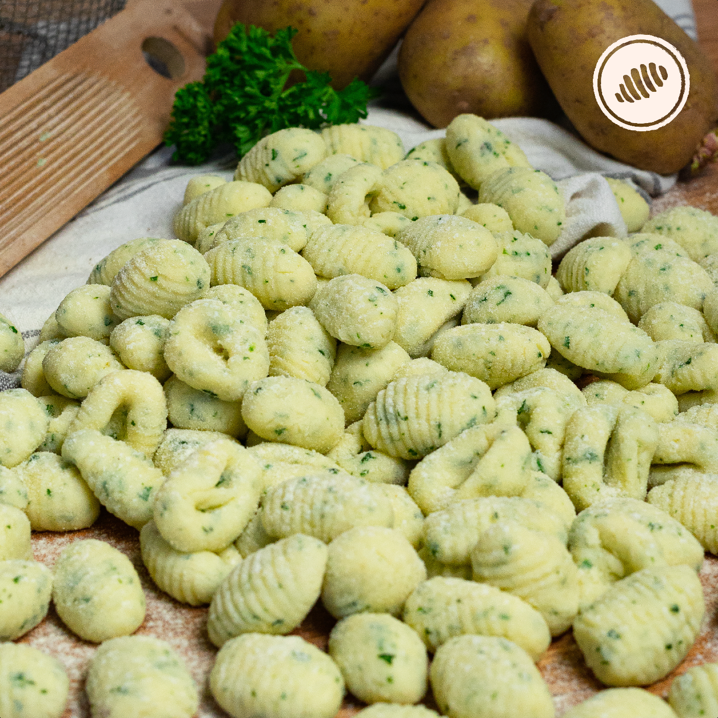 ñoqui, gnocchi, gnudi, Masa de papas y perejil. Caja para dos - 1 Lb. Para cocinar en casa.  Pasta fresca congelada, de rápida cocción; hechas a mano, con huevos, lácteos y harina de trigo 00.  Delivery Area Metro: San Juan, Guaynabo, Carolina, Bayamón, Trujillo Alto, Toa Baja, Toa Alta, Dorado.  Club de Pasta - Della Rocca